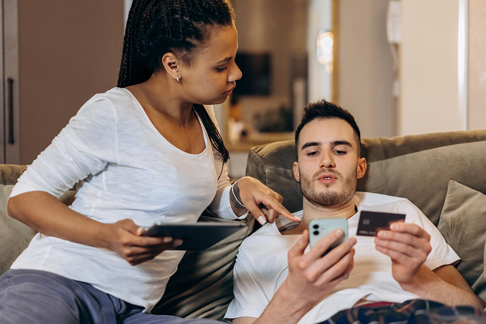 pexels-mikhail-nilov-6970020 Personas buscando un abogado online